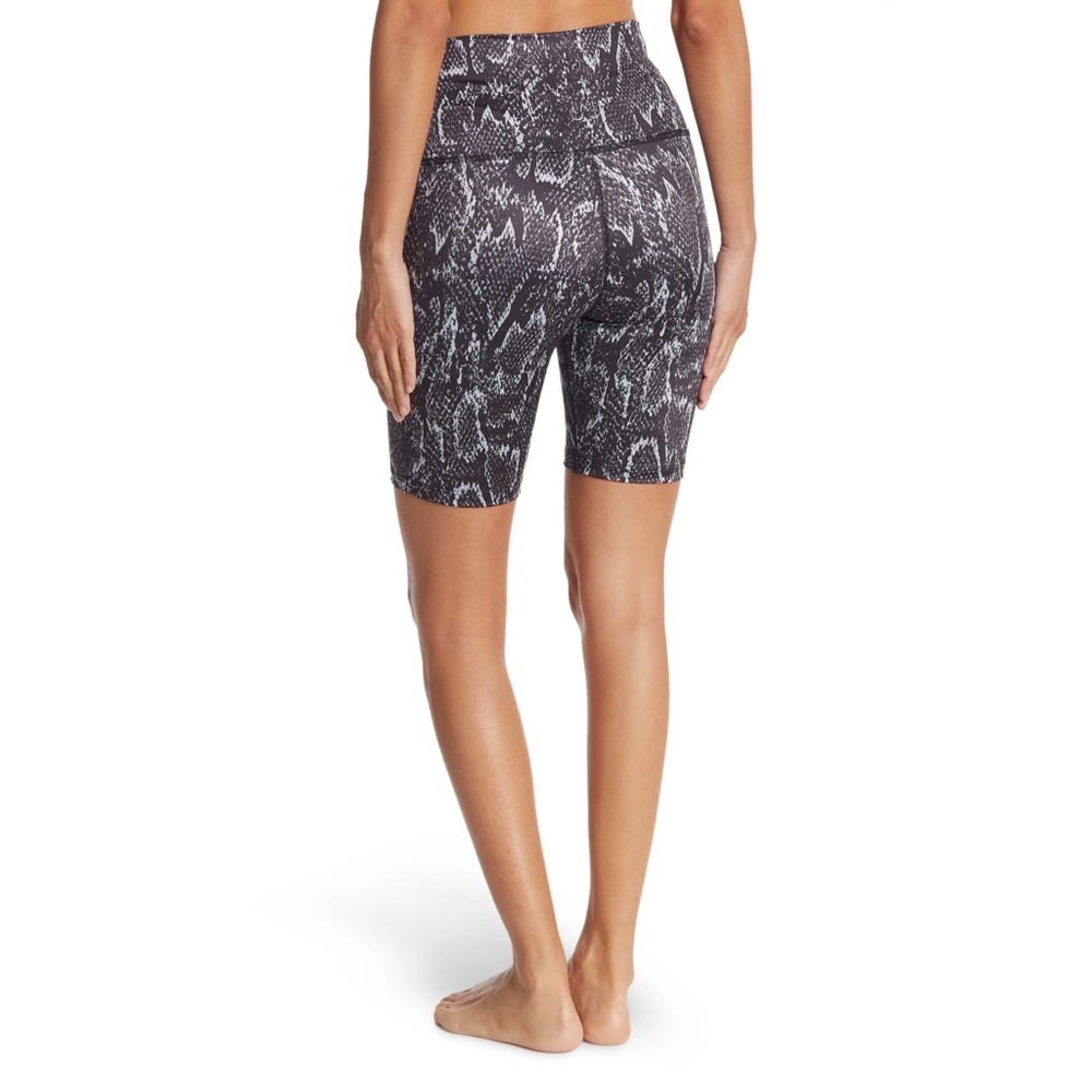 Beyond Yoga NWT Lux Camo High Waist Biker Shorts - Picture 2 of 9